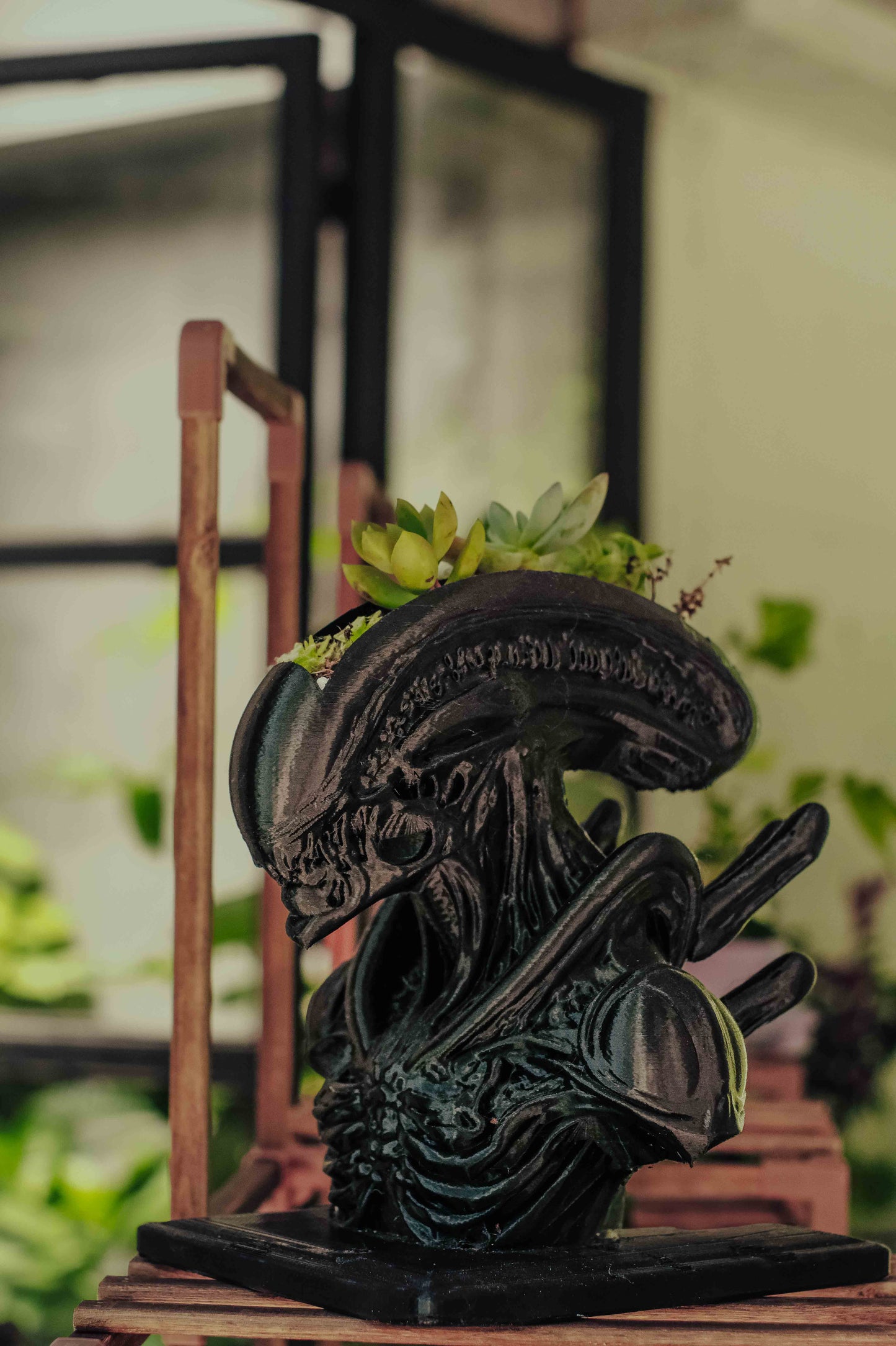 XenoBloom Planter – Alien-Inspired Succulent Display
